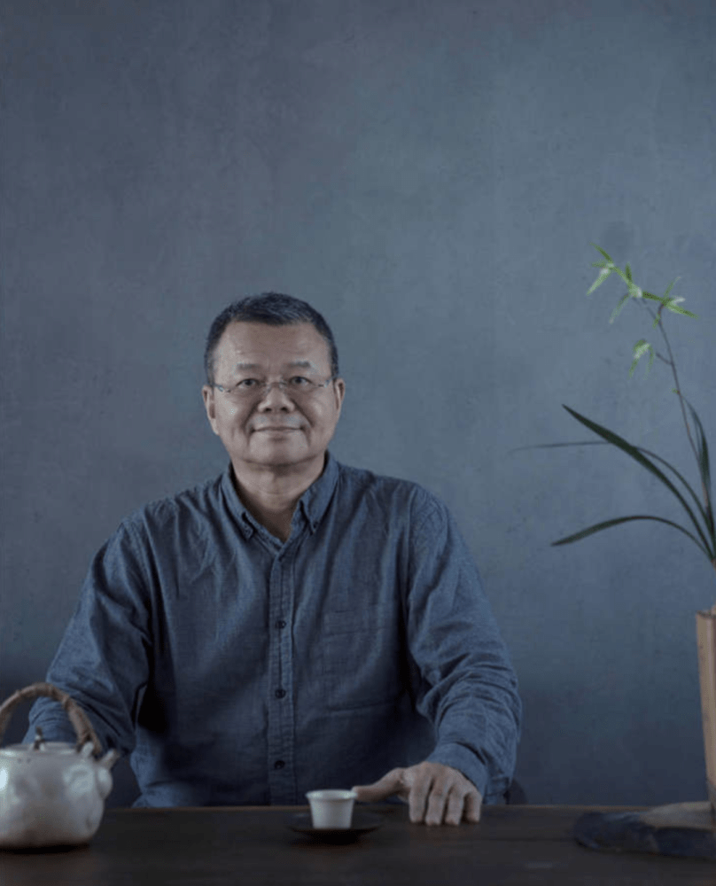汕头电视台《民生档案》节目主持人陈维斯已在火车站等我了