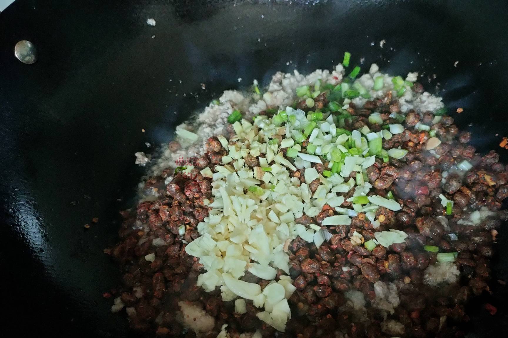 美食|湖南冬季才能见到这菜，简单一蒸，香漂满屋，吃了30多年也没吃腻