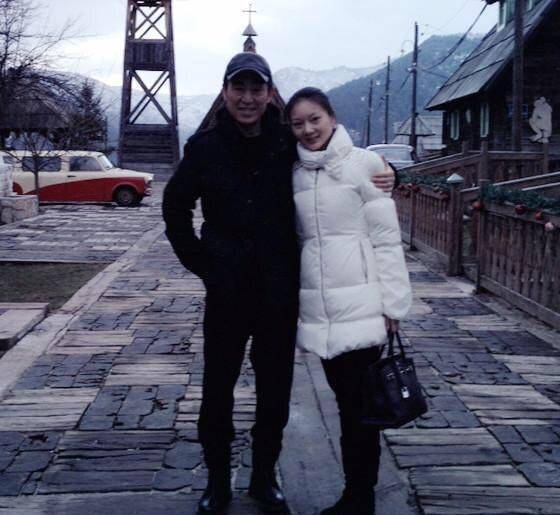 张艺谋 张艺谋一家五口雪村度假，陈婷穿白羽绒服好美，女儿站一旁黑不少