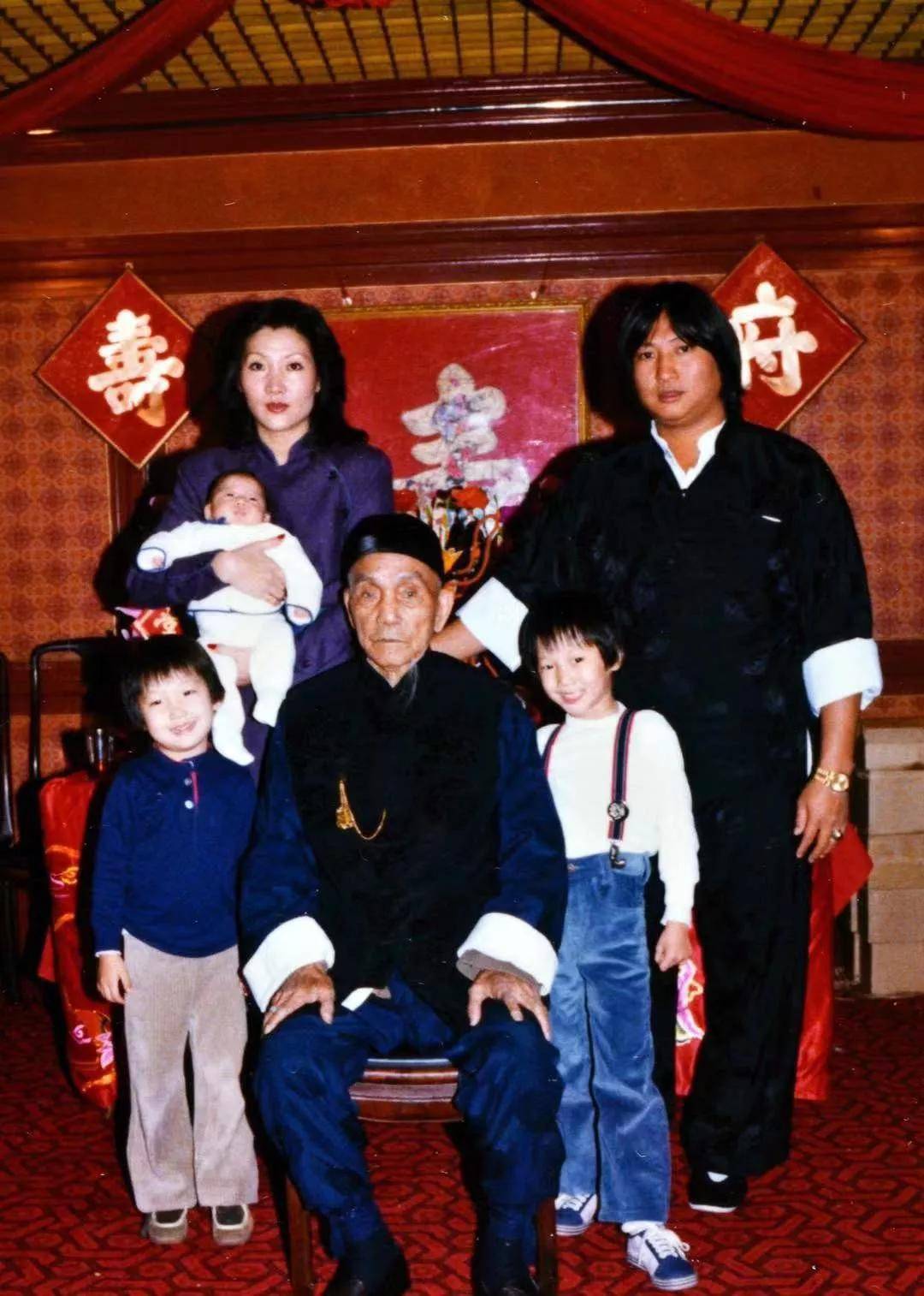 洪天明晒父亲洪金宝旧照三代同堂画面温馨后妈未出镜引争议