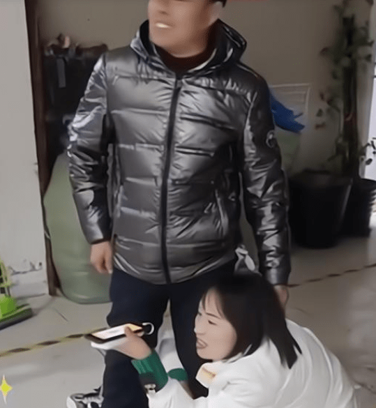 关系|30岁侄女见50岁小叔,抱住大腿不撒手,小叔无奈的表情逗乐网友