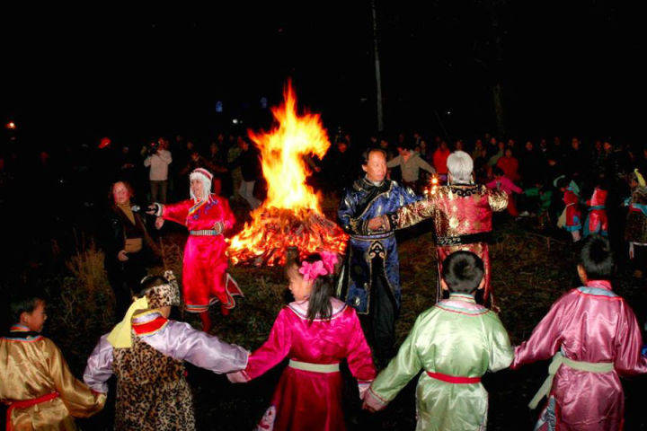 高山族的传统节日大都具有浓厚的宗教色彩,基本上是以祭祀典礼的形式