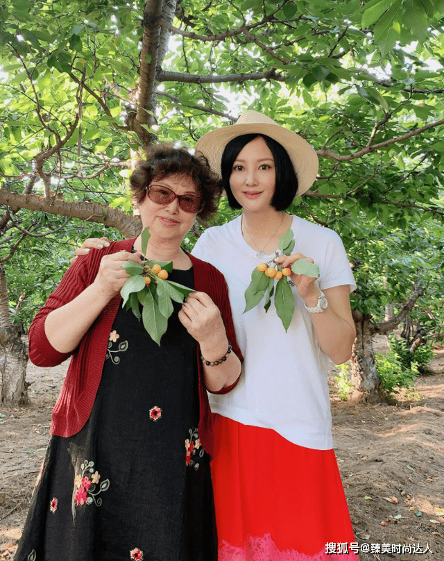 角色5旬陶虹独自走机场，卡通印花卫衣清新减龄，新戏扮村妇面黄肌瘦