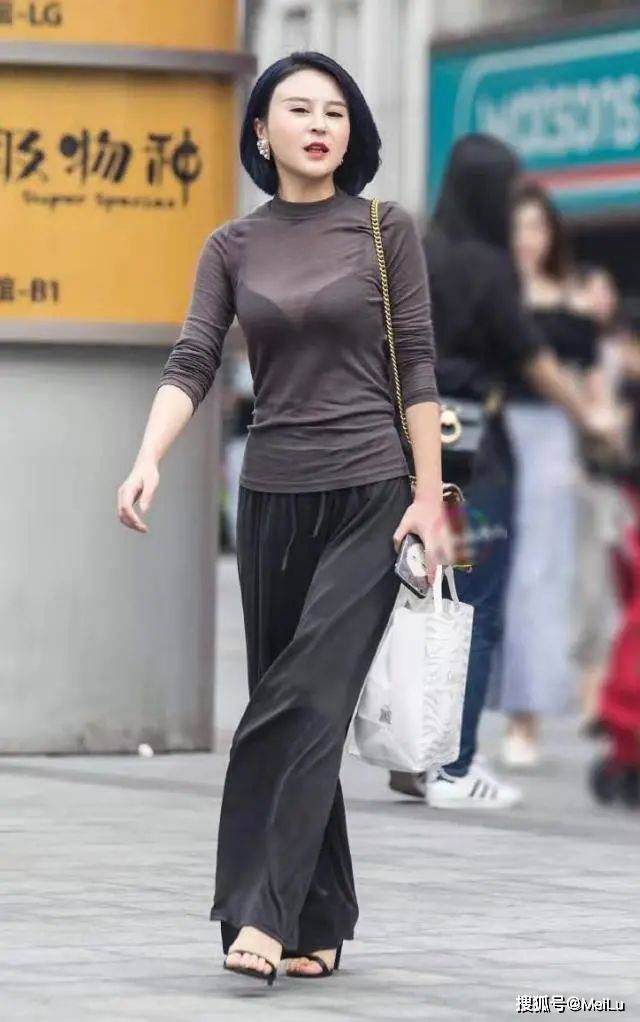 棉质 30岁的女人在穿搭上要很有讲究,就可以让你温婉大方又显魅力