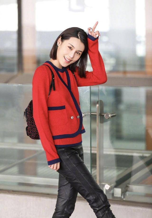 黑色 韩丹彤真的好会穿!身穿红色针织衫搭配黑色皮裤个性时髦,美呆了