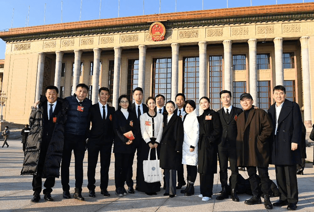 层次 央视主持天团开会受追捧！朱迅站C位成团宠，周涛比佟丽娅还洋气