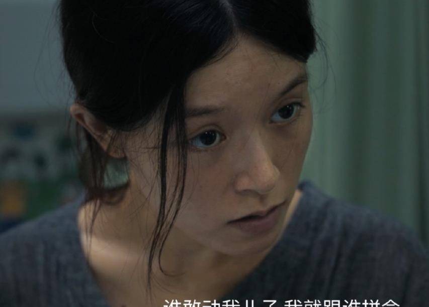 因为《误杀2》文咏珊全素颜出演，细纹斑点一览无余，观众评价却很高