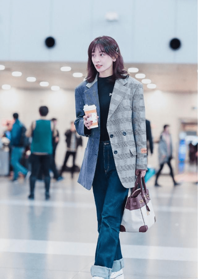 显得 施诗真会穿！灰色西装搭配直筒牛仔裤知性干练，简约利落又精致