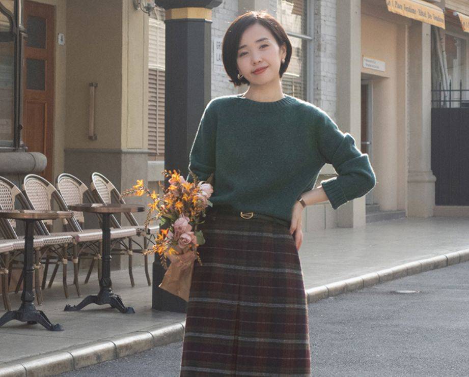 毛衣 40岁女人别刻意扮嫩,学70后博主穿“格纹裙+毛衣”,优雅又减龄