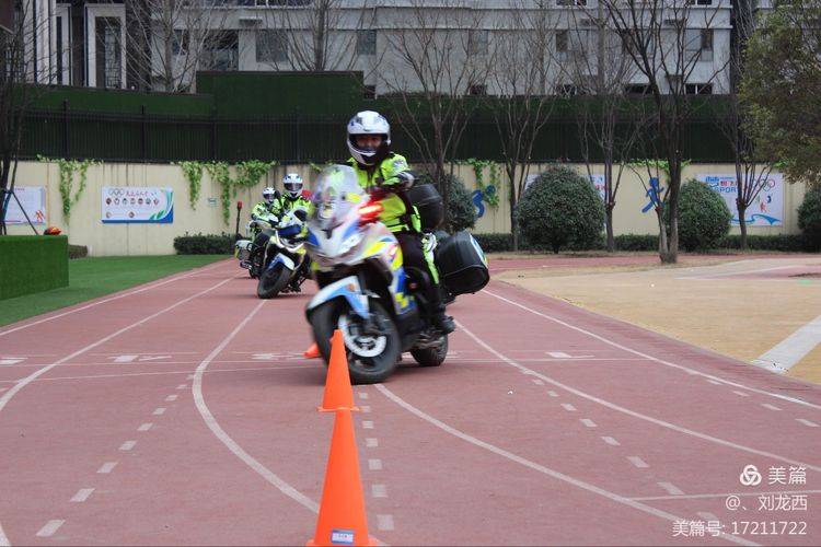 教育|安全润童心、铁骑进校园———宝鸡高新交警铁骑