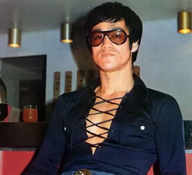 梦起之|李小龙辞世后葬于西雅图，二十年后儿子陪伴在侧，碑文令人深思