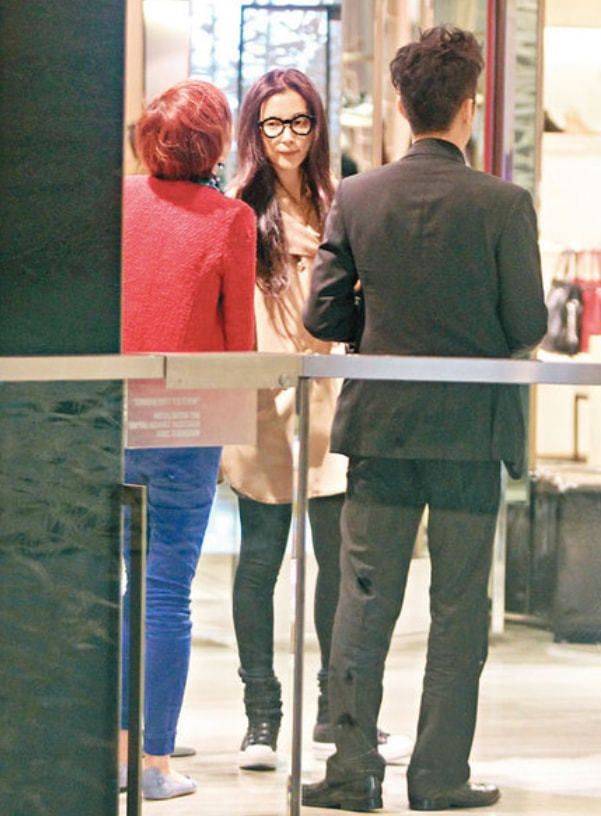 仙女李冰冰穿紧身裙身材是好，但离开美颜修图，穿普通衣服就是大妈！