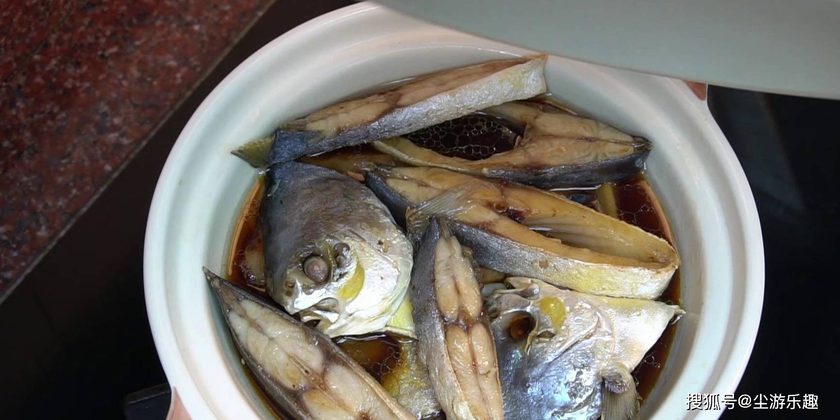 清水|五花肉里加1条鱼,没想到这么好吃,香味四溢,出锅拌汁能吃3碗饭