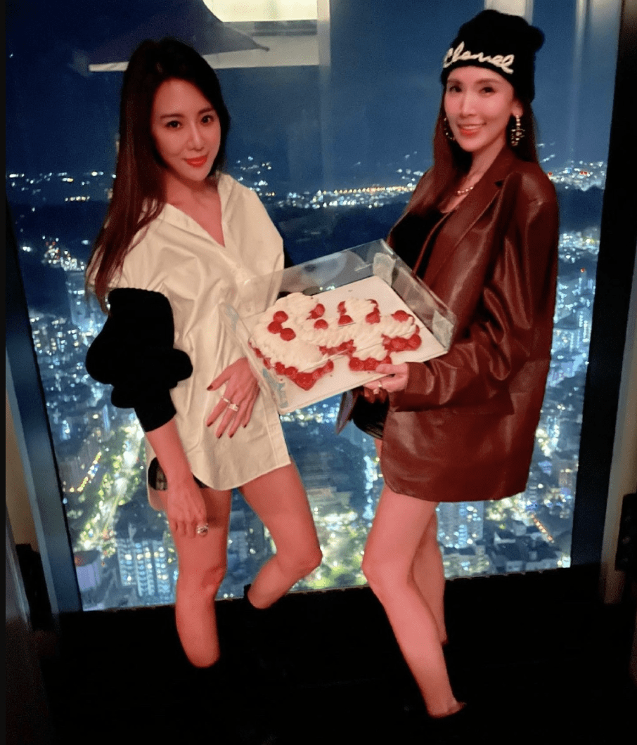 江佩蓉也现身陈若仪的生日派对,秀出大长腿,鼻梁高挺,苹果肌饱满,颜值