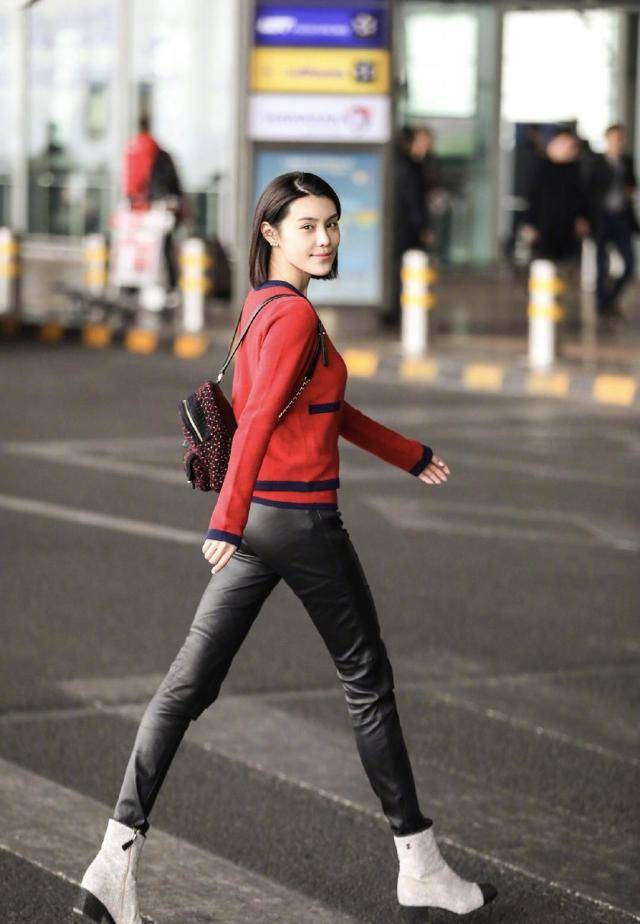 黑色 韩丹彤真的好会穿!身穿红色针织衫搭配黑色皮裤个性时髦,美呆了