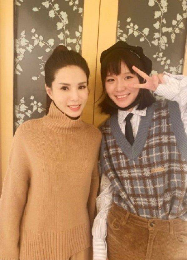 显得李若彤走机场穿的真年轻，卫衣配贝雷帽，55岁这样打扮谁都漂亮！