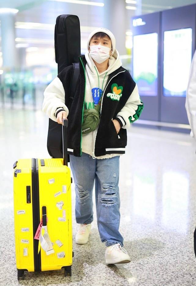 冬日生活打卡季#王勉最新机场私服分享,王勉身着黑色和白色拼接款的