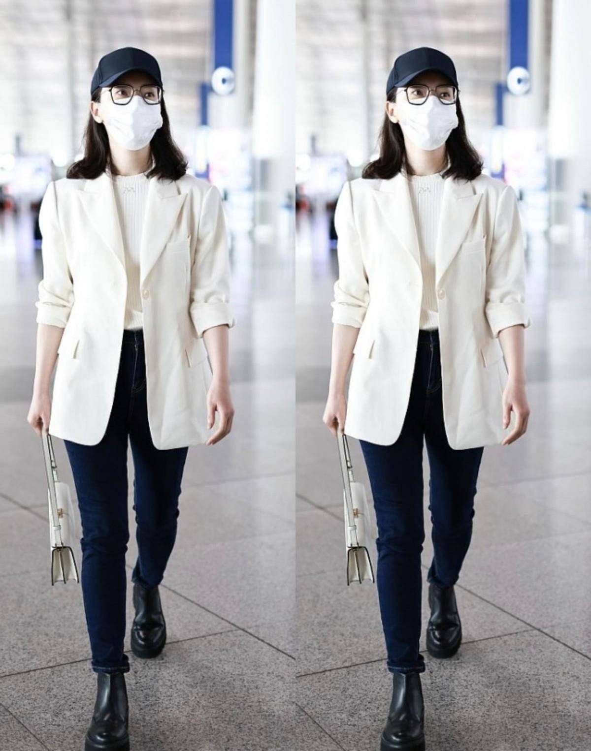 颜色 生图下的陈数依旧很美,一袭白裙好优雅,脸上也看不出皱纹