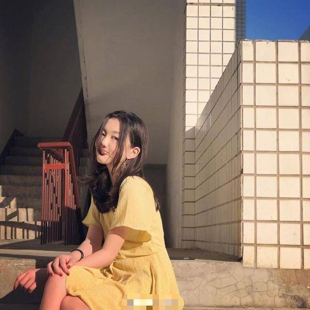 时尚 14岁李嫣不得了，初秋随便穿都很有“明星范”，不愧是王菲女儿
