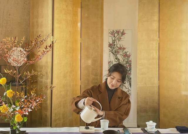 层次 央视主持天团开会受追捧！朱迅站C位成团宠，周涛比佟丽娅还洋气