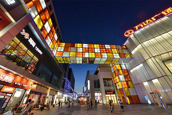 半岛体育app商业广场照明为市民带来全新的购物视觉体验(图1)