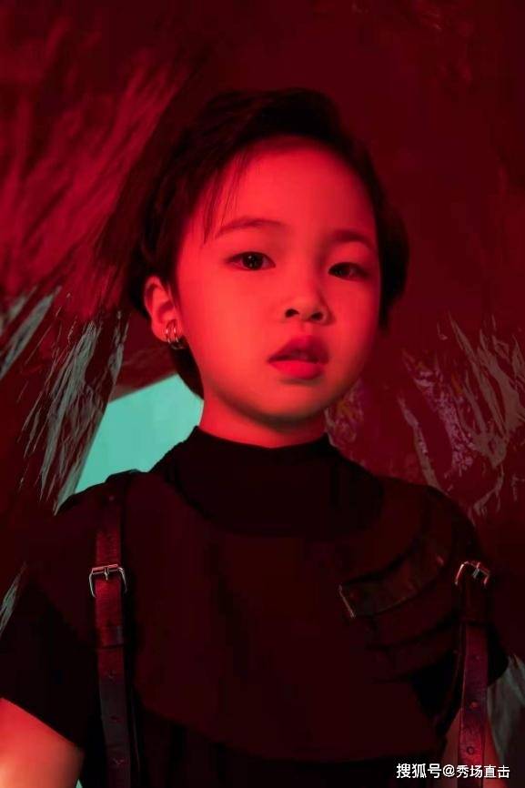 从容|2021 FASHION TOP时装周网络人气季军-周思怡