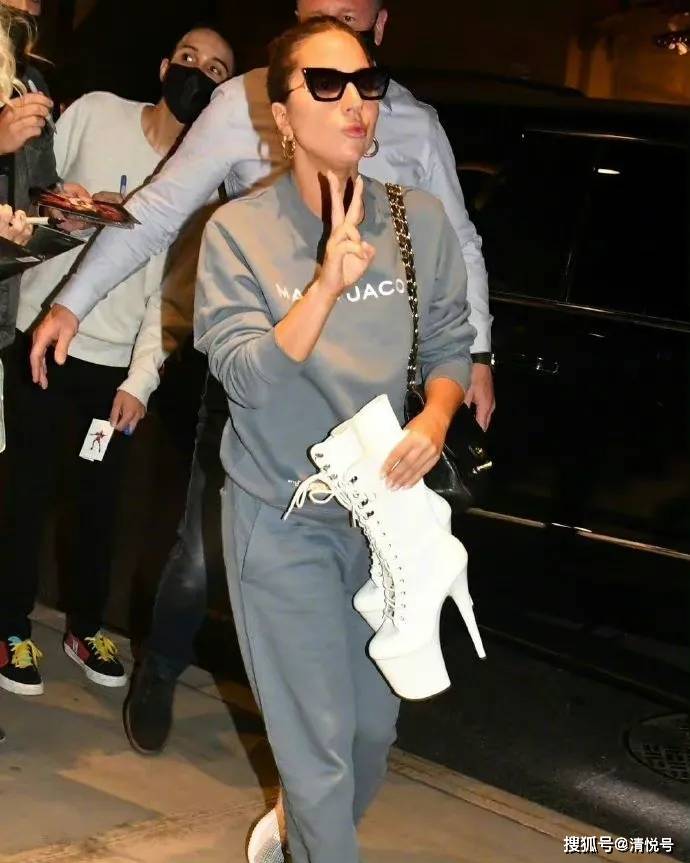 大腿 Lady gaga 无法割舍的恨天高，时尚中的战斗机
