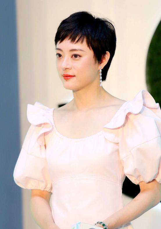 发型女人过了50岁，建议剪掉长发留短发，原因有这3点，重点不是好看