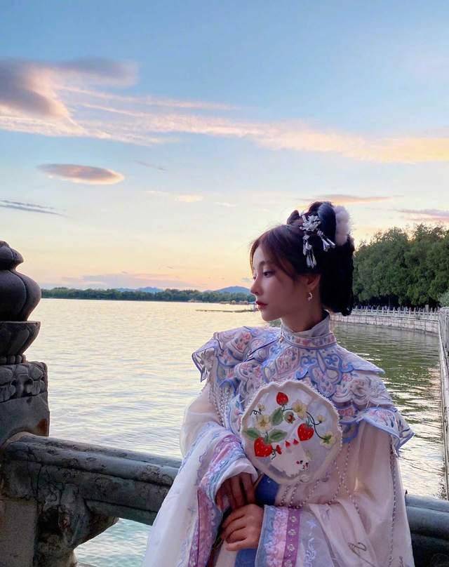 冯提莫从出道至今一直以少女路线为主,如今,也会尝试