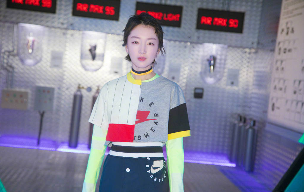 发型周冬雨哪里像27，“狗啃刘海”叠穿三件套，明明是17岁少女！