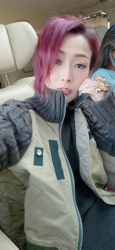 设计 郑秀文穿成了50岁女性想要的高级感，稳重不老气，穿搭成熟有品位