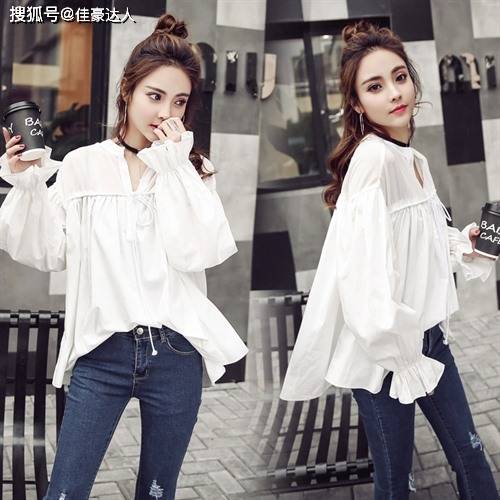 好身材 上半身从侧面看起来很单薄，下身配上一条紧身裤，很削瘦的感觉出现啦。