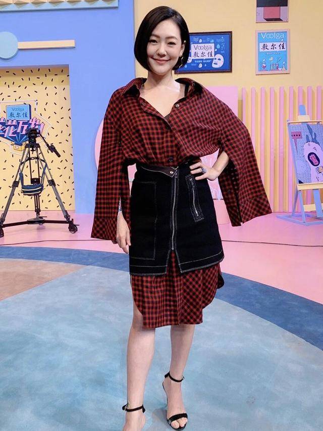 个性 小S这才是“尤物身材”，一袭黑色套装风情又干练，41岁更迷人