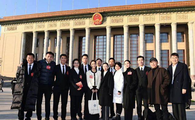 周冬雨 30岁周冬雨成大赢家！首次参加文代会是生日礼物，素颜也挺好看