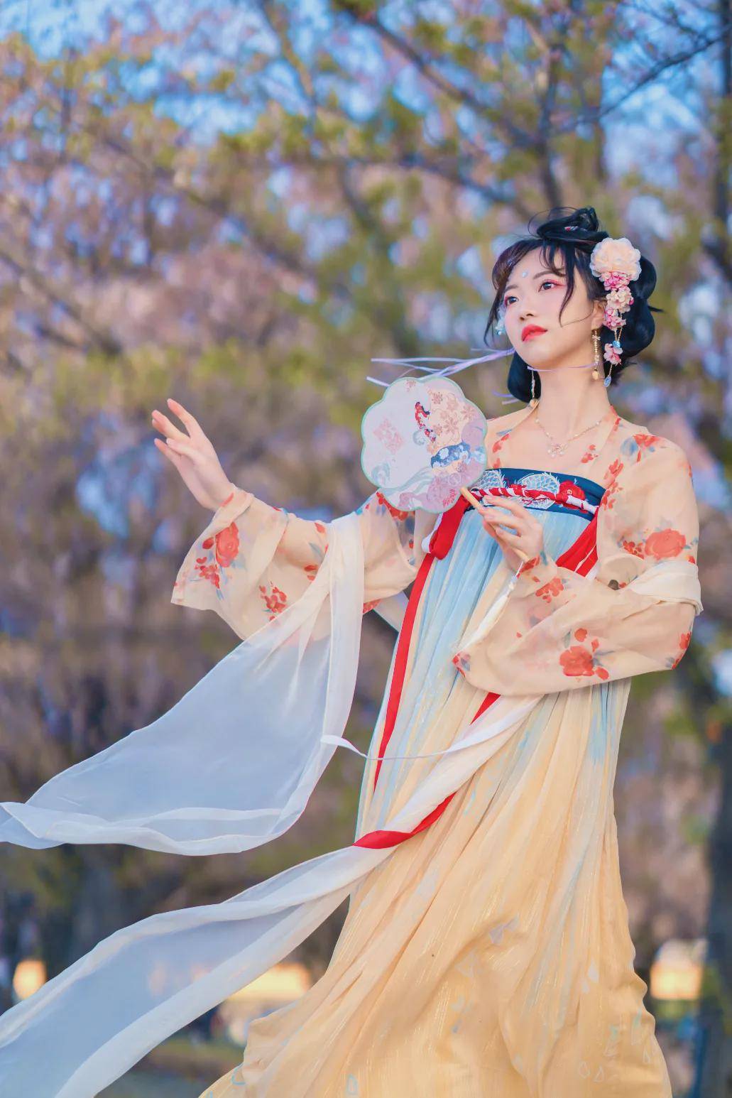 摄影汉服小仙女： 亦知终是有晴时