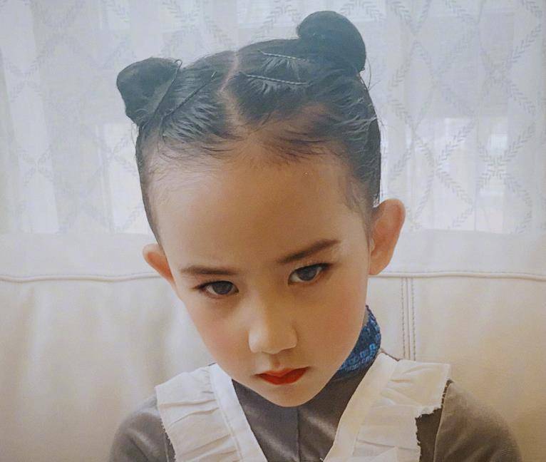 小孩黄磊女儿多妹近照曝光，“哪吒头”搭配犀利眼神，造型百变冷艳