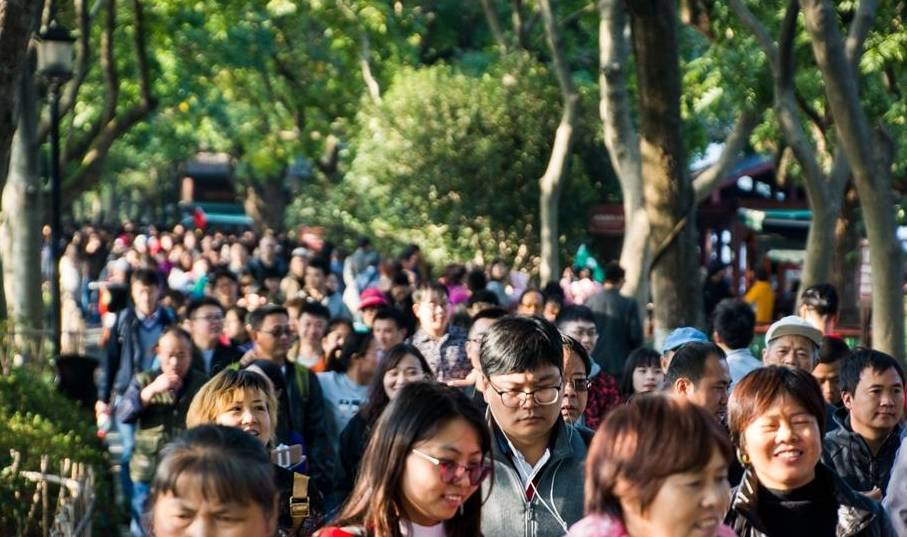 杭州西湖节假日被挤爆，平时却清幽如画，为何一直延续这个循环