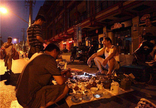 夜访南京的“幽灵市场”，不问真假不问来源，当地人都爱来
