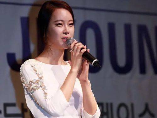 原创她被誉为韩国歌后曾遭男友偷拍私密视频一度想要轻生