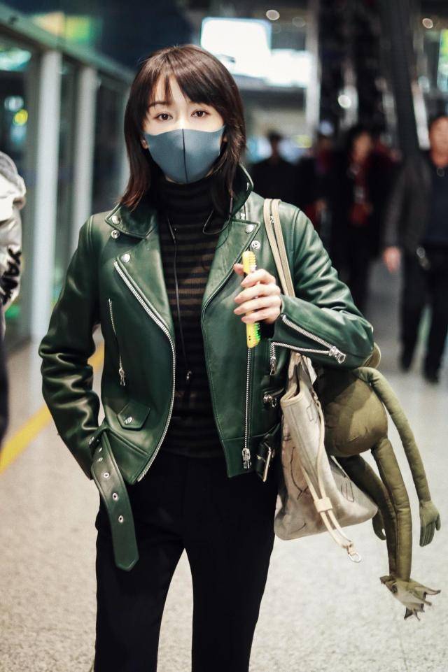 王子文真是小个子穿搭的典范,皮衣配长裤俏皮活泼,显高又显瘦_显得