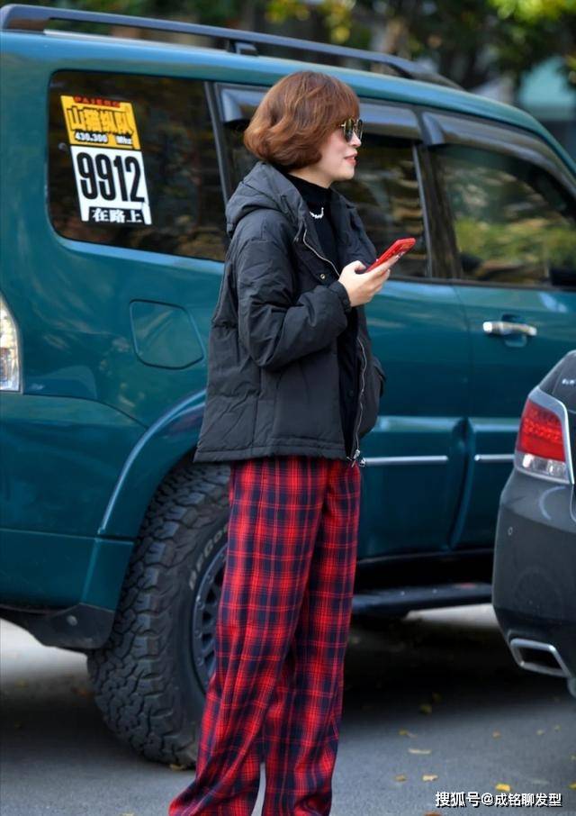 色调 这才是老年人最好的状态,远离沉闷的黑白灰,亮色穿搭时髦又减龄