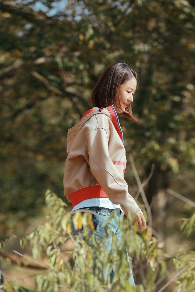 颜色 女神林心如真会穿！碎花衬衫搭配亮片半身裙鲜艳亮丽，俏皮可爱
