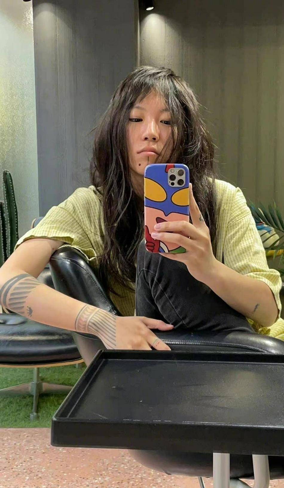 长发窦靖童大胆尝试披肩长发，还有红配绿穿搭，网友：还是假小子一个