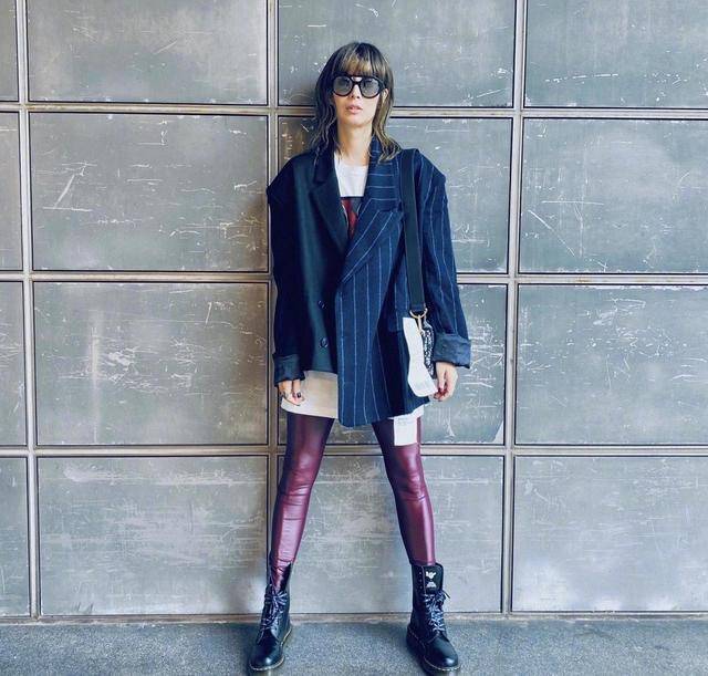 黑色 郑秀文真会穿！湖蓝色毛衣搭配黑色长裤清新简约，又美出新高度