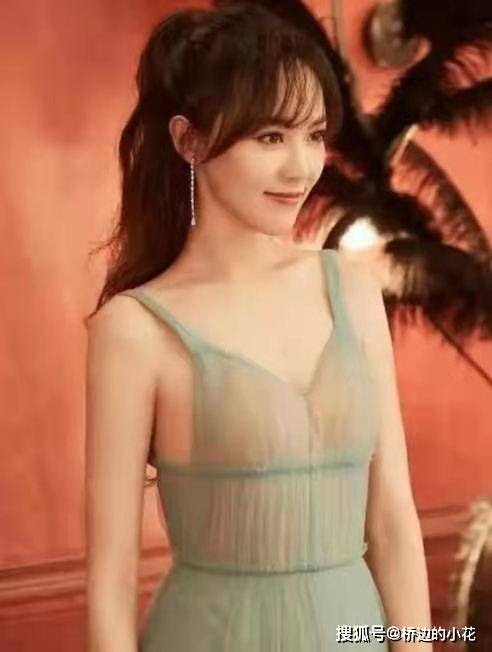 浅绿色 唐嫣身材真好，“放开穿”秀出丰满的曲线，一袭薄纱裙也太迷人了