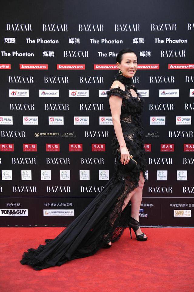 颈部 刘嘉玲越老越敢穿！黑色蕾丝镂空连衣裙高贵典雅，性感到极致