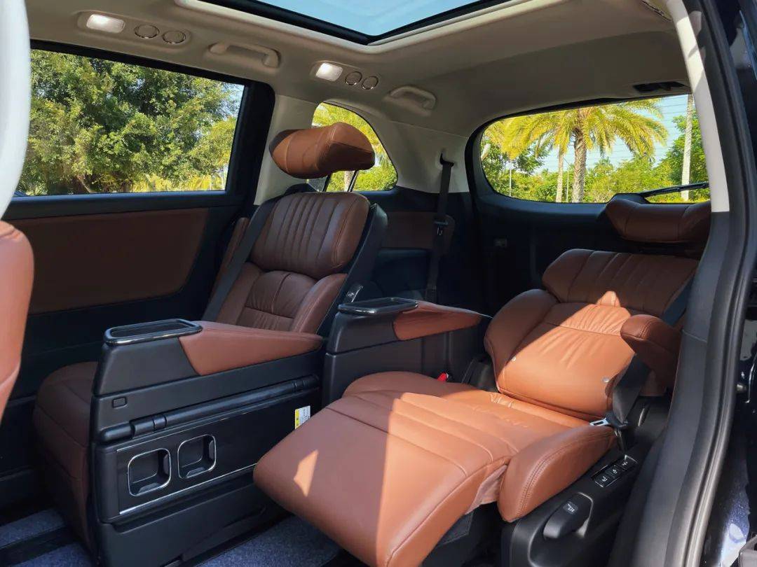 更值得一提的是,第三排魔术座椅除了可完全放平,还能翻转,打造专属的