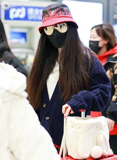 昂首阔步神态悠闲,不受王力宏事件影响_李靓蕾_外界_对方