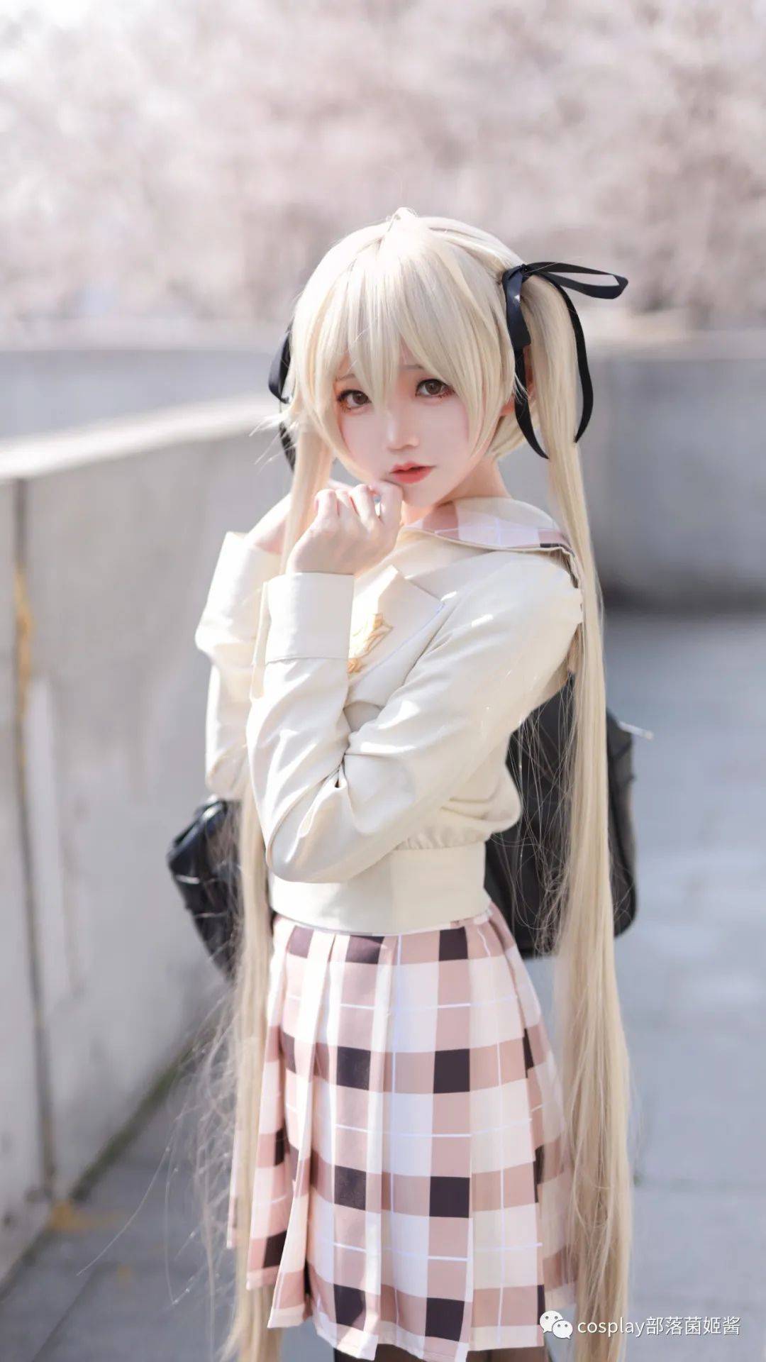 cos双马尾穹妹两个相同的思念编织在一起