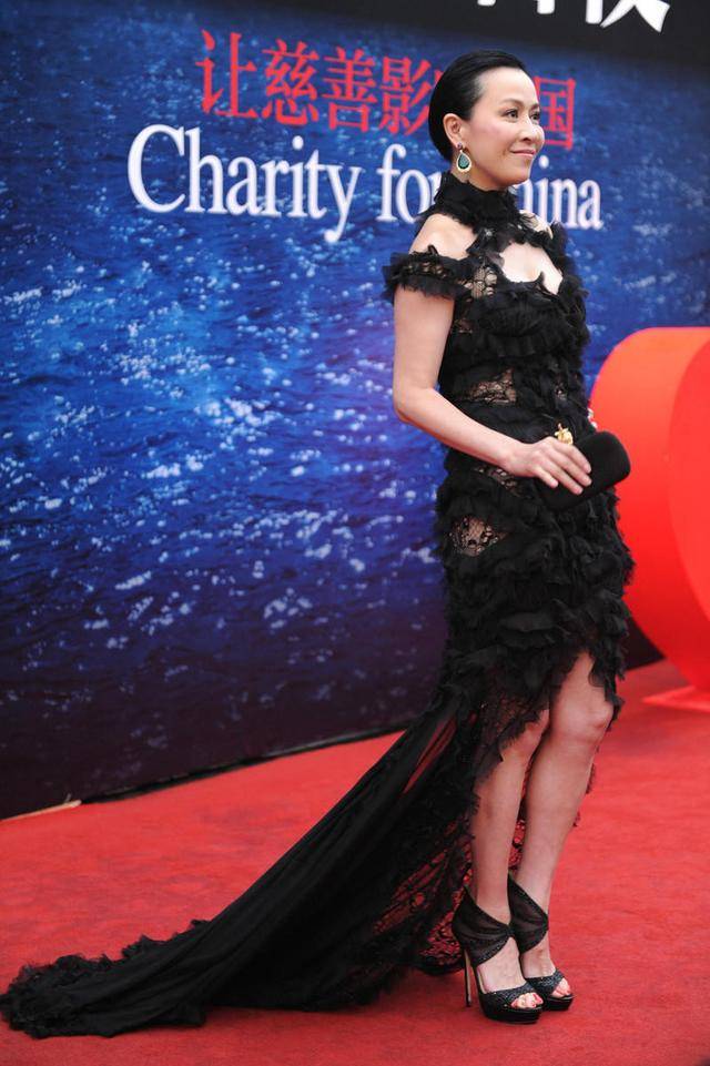颈部 刘嘉玲越老越敢穿!黑色蕾丝镂空连衣裙高贵典雅,性感到极致